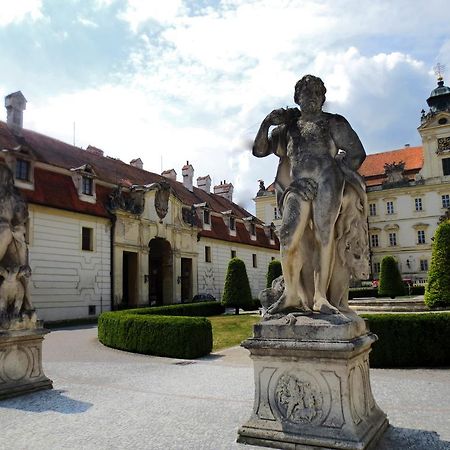 Hotel Hubertus Valtice Exterior photo