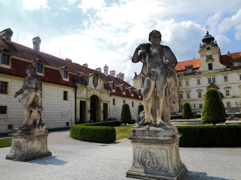 Hotel Hubertus Valtice Exterior photo