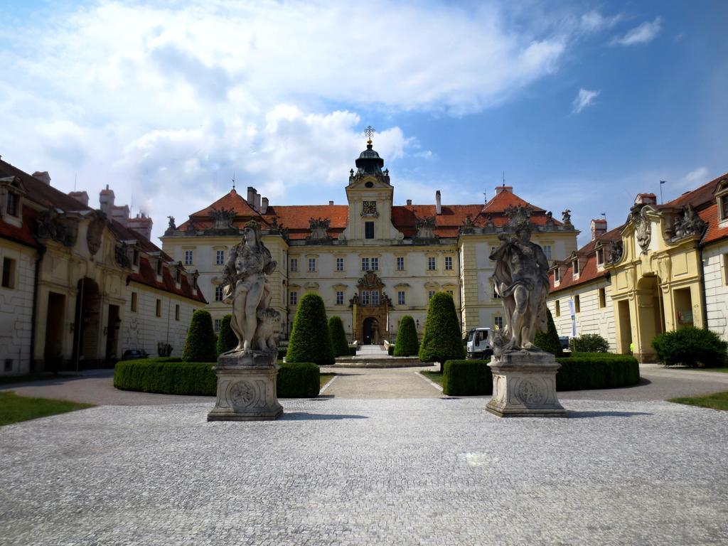 Hotel Hubertus Valtice Exterior photo