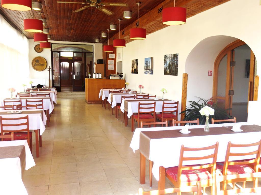 Hotel Hubertus Valtice Exterior photo
