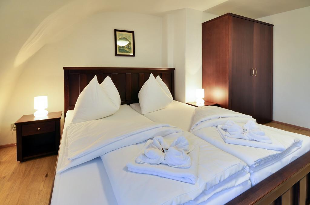 Hotel Hubertus Valtice Exterior photo