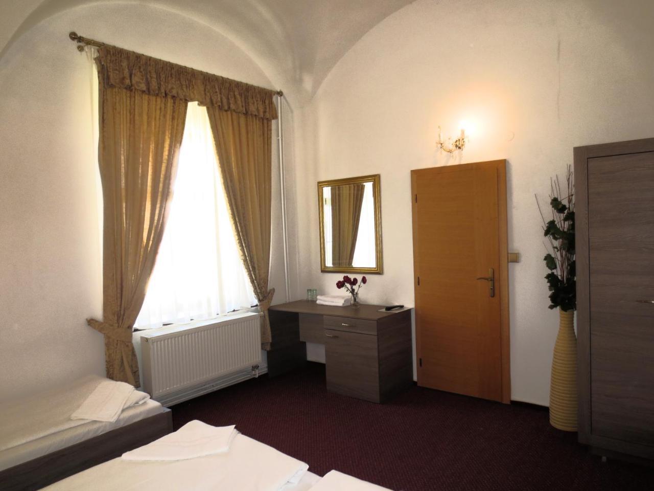 Hotel Hubertus Valtice Exterior photo