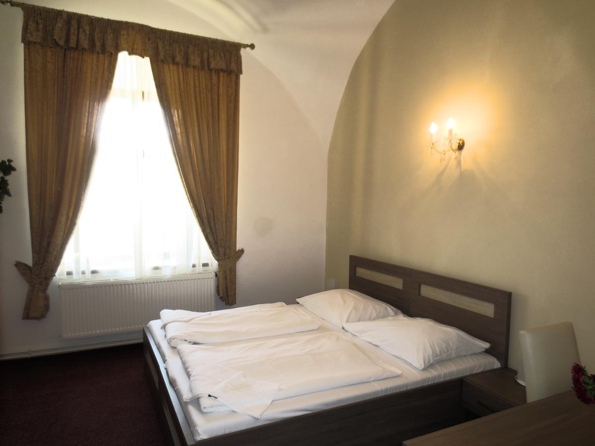 Hotel Hubertus Valtice Exterior photo